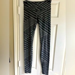 Lululemon Wunder Under, 28 in size 6